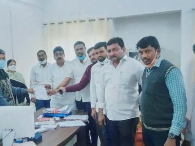 शेतकऱ्याच्या शेतात झालेल्या पिकाची नुकसानीची पाहणी करताना